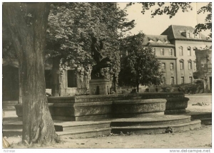 Gross Strehlitz-vor dem Rathaus po wojnie.jpg